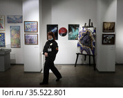 Выставка ДПИ и охранница в Балашихинской картинной галерее (2021 год). Редакционное фото, фотограф Дмитрий Неумоин / Фотобанк Лори