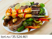 Meshana Scar, dish of bulgarian cuisine with assortiment meat and vegetables. Стоковое фото, фотограф Яков Филимонов / Фотобанк Лори