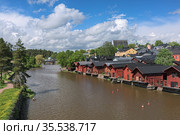 Вид на Старый Порвоо с моста через реку Поровоонйоки, Финляндия (2019 год). Стоковое фото, фотограф Михаил Марковский / Фотобанк Лори