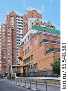 Москва, Зооологическая улица, дом 28, строение 1. Школа № 1950 (с углублённым изучением английского и французского языков) (2017 год). Стоковое фото, фотограф Илюхина Наталья / Фотобанк Лори