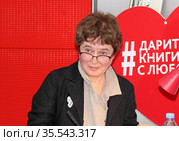 Художник-иллюстратор Евгения Двоскина в книжном магазине "Москва" (2021 год). Редакционное фото, фотограф Сергей Соболев / Фотобанк Лори