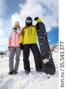 Romantic snowboarder couple embracing on snow of mountain slope, full-length portrait. Стоковое фото, фотограф Кекяляйнен Андрей / Фотобанк Лори