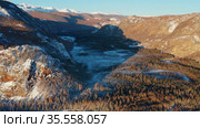 Горный Алтай осенью. Река Чуя. Вид с высоты птичьего полета. Altai mountains in autumn. Chuya river. Aerial view. Стоковое видео, видеограф Евгений Романов / Фотобанк Лори