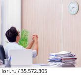 Businessman missing deadline for deliverables in office. Стоковое фото, фотограф Elnur / Фотобанк Лори