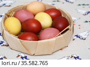Пасхальные яйца, крашеные мареной красильной, куркумой и луковой шелухой. Стоковое фото, фотограф Dmitry29 / Фотобанк Лори