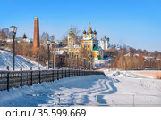 Церковь Николы Набережного и Воскресенский храм вдали в Муроме (2021 год). Стоковое фото, фотограф Baturina Yuliya / Фотобанк Лори