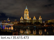 Город Москва. Ночной пейзаж с видом на Гостиницу Украина на Украинский бульваре (2020 год). Редакционное фото, фотограф Игорь Низов / Фотобанк Лори