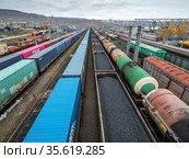 Транссибирская магистраль. Товарные поезда на станции Слюдянка. Trans-Siberian Railway. Freight trains at the Slyudyanka station. (2020 год). Редакционное фото, фотограф Евгений Романов / Фотобанк Лори