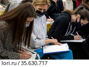 Участники ежегодной образовательной акции "Тотальный диктант - 2021" пишут диктант по русскому языку в благотворительной организации "Ночлежка" города Москвы, Россия. Редакционное фото, фотограф Николай Винокуров / Фотобанк Лори