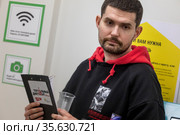 Музыкант, рэп-рок-исполнитель Иван Алексеев (Noize MC) во время ежегодной образовательной акции "Тотальный диктант - 2021" в благотворительной организации "Ночлежка" город Москва, Россия. Редакционное фото, фотограф Николай Винокуров / Фотобанк Лори
