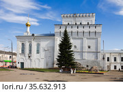 Знаменская церковь и Власьевская башня в Ярославле (2014 год). Редакционное фото, фотограф Солодовникова Елена / Фотобанк Лори