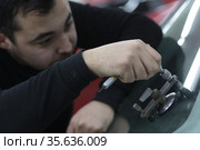 Ремонт скола лобового стекла автомобиля (2021 год). Редакционное фото, фотограф Дмитрий Неумоин / Фотобанк Лори