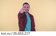Excited man having an idea. Young man pointing at camera and clapping for a win. Стоковое видео, видеограф Mihail Mihaylov / Фотобанк Лори