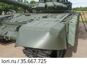Новый российский основной танк Т-72 В3 стоит на полигоне Алабино в парке "Патриот", Международный военно-технический форум "Армия-2019", вид на гусеницу. Редакционное фото, фотограф Малышев Андрей / Фотобанк Лори