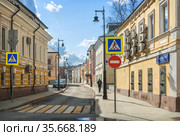 Старинные здания во 2 Кадашевском переулке в Москве (2021 год). Стоковое фото, фотограф Baturina Yuliya / Фотобанк Лори