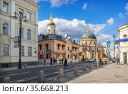 Скорбященская церковь и здание кафе на улице Большая Ордынка в Москве (2021 год). Стоковое фото, фотограф Baturina Yuliya / Фотобанк Лори