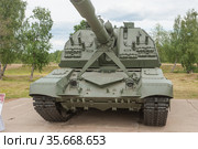 Российская новая самоходная 152-мм гаубица 2С19М2 "Мста-СМ" на полигоне, Международном военно-техническом форум "Армия-2019" в парке "Патриот", Московская область, вид спереди. Редакционное фото, фотограф Малышев Андрей / Фотобанк Лори