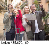 tourists with suitcases and camera walk along the historic streets of European city. Стоковое фото, фотограф Татьяна Яцевич / Фотобанк Лори