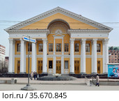 Кинотеатр Родина в уфе на углу улиц Ленина и Чернышевского (2021 год). Редакционное фото, фотограф Елена Перминова / Фотобанк Лори