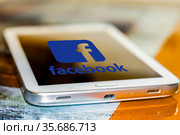 Крупный план приложения Facebook на экране сотового телефона. Редакционное фото, фотограф Сергеев Валерий / Фотобанк Лори