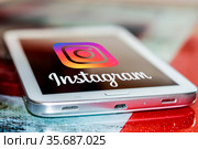Крупный план приложения Instagram на экране сотового телефона. Редакционное фото, фотограф Сергеев Валерий / Фотобанк Лори