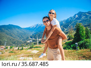 Beautiful happy family in mountains in the background of fog. Стоковое фото, фотограф Дмитрий Травников / Фотобанк Лори