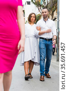 Young woman is resentmenting because her boyfriend was stared on other girl. Стоковое фото, фотограф Яков Филимонов / Фотобанк Лори