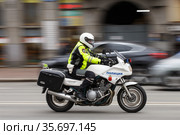 Открытие мотосезона в Санкт-Петербурге. Сотрудник полиции на мотоцикле. (2021 год). Редакционное фото, фотограф Евгений Кашпирев / Фотобанк Лори