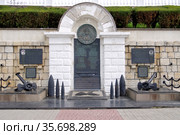 Севастополь. Памятный знак морякам эскадры Черноморского флота на Приморской набережной (2021 год). Редакционное фото, фотограф Илюхина Наталья / Фотобанк Лори