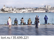 Севастополь. Рыбаки на Графской пристани (2021 год). Редакционное фото, фотограф Илюхина Наталья / Фотобанк Лори