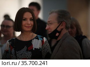 Актриса Ирина Олеговна Лачина и телеведущий Владислав Флярковский на открытии выставки "Метаморфозы соцреализма" В ЦДХ (2021 год). Редакционное фото, фотограф Дмитрий Неумоин / Фотобанк Лори