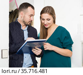 Caseworker helping woman polling questionnaire. Стоковое фото, фотограф Яков Филимонов / Фотобанк Лори