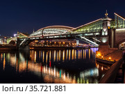 Night Moscow, view of the Bogdan Khmelnitsky Bridge over the Moscow River. Russia (2013 год). Стоковое фото, фотограф Наталья Волкова / Фотобанк Лори