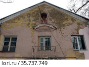 Здание сталинских годов постройки в подмосковном городе Орехово-Зуево (2016 год). Редакционное фото, фотограф Free Wind / Фотобанк Лори