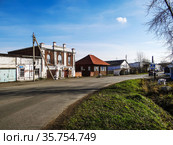 Старая городская застройка. На перднем плане - каменный дом с чайной лавкой. (Магазин А.В.Лапина). XIX в. Ленина ул., 1. Верхотурье. Свердловская область (2012 год). Редакционное фото, фотограф Сергей Афанасьев / Фотобанк Лори