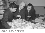 Первая защита кандидатской диссертации в ЯФСОАН Бобровым Анатолием Кузьмичом. Офиц. оппонент — доктор геологических наук Сенников Валериан Матвеевич. 25 января 1964. Редакционное фото, фотограф Варфоломей Тетерин / Фотобанк Лори