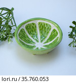 Ceramic cup in the form of half a lime (2021 год). Редакционное фото, фотограф Эльвира Рахманова / Фотобанк Лори