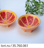 Ceramic cup in the form of half a grapefruit (2021 год). Редакционное фото, фотограф Эльвира Рахманова / Фотобанк Лори