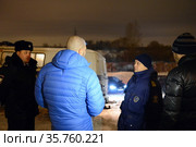 Полицейский рейд по задержанию нарушителей за езду в прибрежной защитной полосе водоохранной зоны на Москве-реке (2017 год). Редакционное фото, фотограф Free Wind / Фотобанк Лори