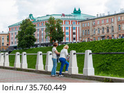 Отель "Sheraton Нижний Новгород Кремль" и дом для притча. Нижний Новгород (2017 год). Редакционное фото, фотограф Александр Щепин / Фотобанк Лори