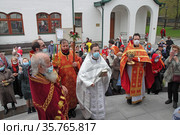 Молитва перед Храмом великомученика Дмитрия Солунского в Хорошеве. Москва (2021 год). Редакционное фото, фотограф Сергей Соболев / Фотобанк Лори