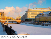Winter view of Kadashevskaya Embankment along Vodootvodny Canal in Moscow. Стоковое фото, фотограф Яков Филимонов / Фотобанк Лори