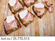 Sandwiches made of lard with horseradish on bread. Стоковое фото, фотограф Яков Филимонов / Фотобанк Лори