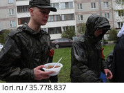 Балашиха, солдаты с кашей в руках в праздник День Победы (2021 год). Редакционное фото, фотограф Дмитрий Неумоин / Фотобанк Лори