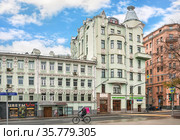 Доходный дом Филатова в виде рюмки на улице Остоженка в Москве (2020 год). Редакционное фото, фотограф Baturina Yuliya / Фотобанк Лори