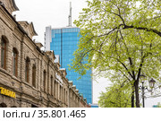 Челябинск Россия 09 мая 2021 старое здание на фоне высокого офисного центра на пешеходной улице города. Редакционное фото, фотограф Александр Бушков / Фотобанк Лори