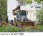 Работы по замене труб у типовой десятиэтажки (2021 год). Редакционное фото, фотограф Сайганов Александр / Фотобанк Лори