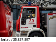 Пожарный расчет выезжает по срочному вызову на тушение пожара в городе Москве, Россия (2021 год). Редакционное фото, фотограф Николай Винокуров / Фотобанк Лори