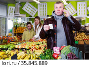 Man specifying shopping list in store. Стоковое фото, фотограф Яков Филимонов / Фотобанк Лори