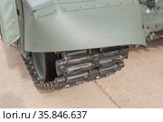 Новый российский основной танк Т-72 В3 стоит на полигоне Алабино в парке "Патриот", Международный военно-технический форум "Армия-2019", Московская область, вид на гусеницу. Редакционное фото, фотограф Малышев Андрей / Фотобанк Лори